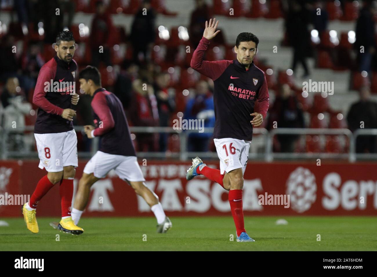 Miranda De Ebro, Burgos, Espagne. 30 janvier 2020. Jésus NAVAS salue la foule tout en se réchauffe avant le jeu entre Mirandes et Séville. Le CD Mirandes, l'équipe de la Liga SmartBank, a accueilli le Sevilla FC pour le match de 1/8 Copa del Rey au stade d'Anduva, à Miranda de Ebro. Crédit: Edu Del Fresno/Zuma Wire/Alay Live News Banque D'Images