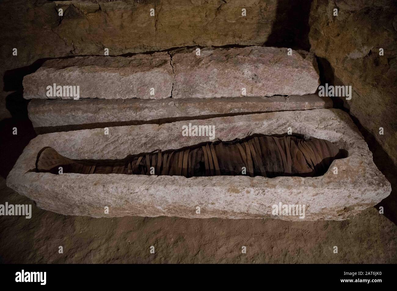 Minya, Egypte. 30 janvier 2020. Un momie est vu dans un tombeau de la province de Minya, en Egypte, le 30 janvier 2020. Le Ministère égyptien du Tourisme et des Antiquités a annoncé jeudi la découverte de 16 tombes anciennes avec environ 20 sarcophages et des milliers d'objets funéraires dans une nécropole dans la province de Minya en Haute-Egypte. Crédit: Wu Huiwo/Xinhua/Alay Live News Banque D'Images