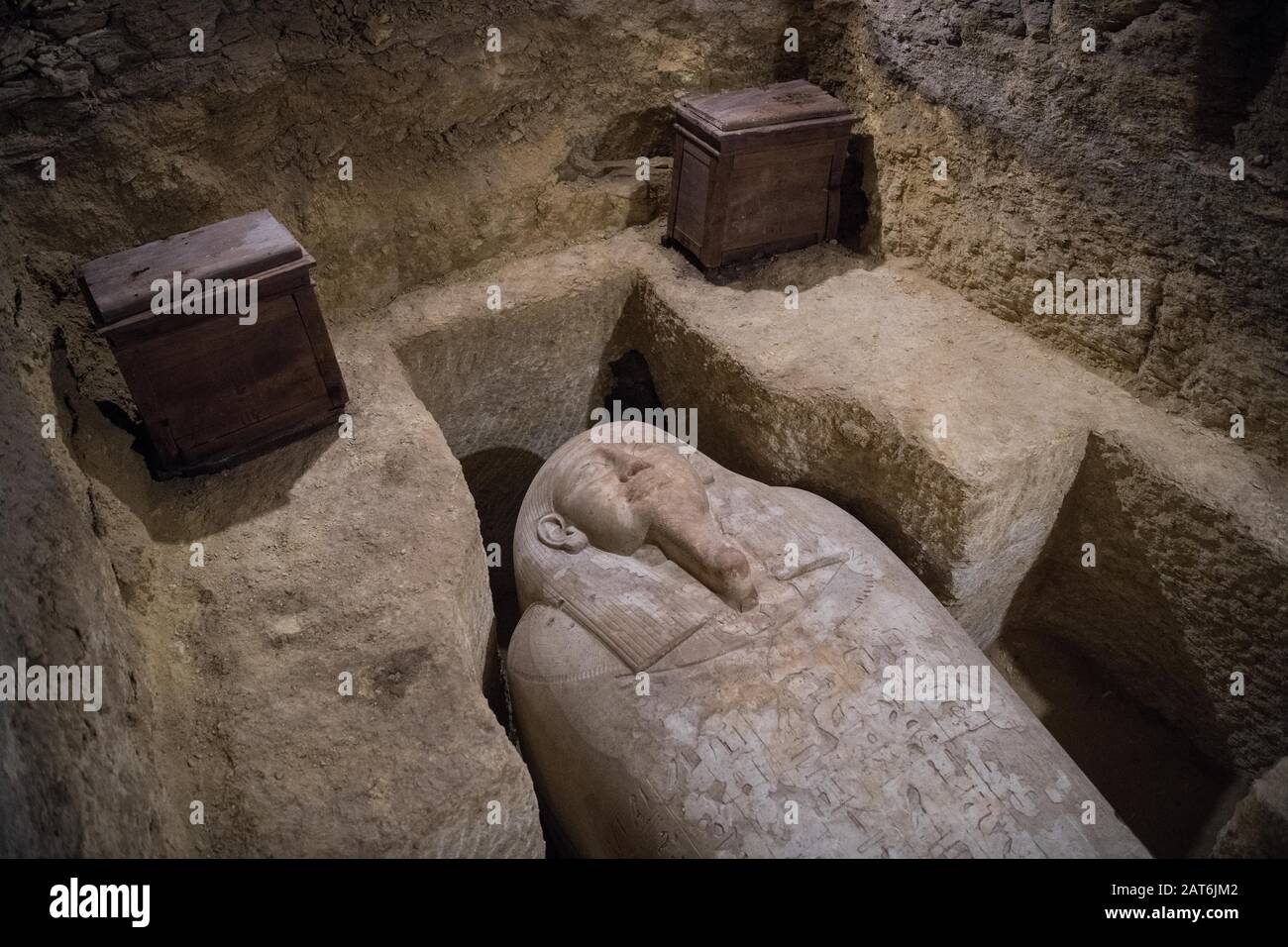 Minya, Egypte. 30 janvier 2020. Un sarcophage est vu dans un tombeau de la province de Minya, en Egypte, le 30 janvier 2020. Le Ministère égyptien du Tourisme et des Antiquités a annoncé jeudi la découverte de 16 tombes anciennes avec environ 20 sarcophages et des milliers d'objets funéraires dans une nécropole dans la province de Minya en Haute-Egypte. Crédit: Wu Huiwo/Xinhua/Alay Live News Banque D'Images