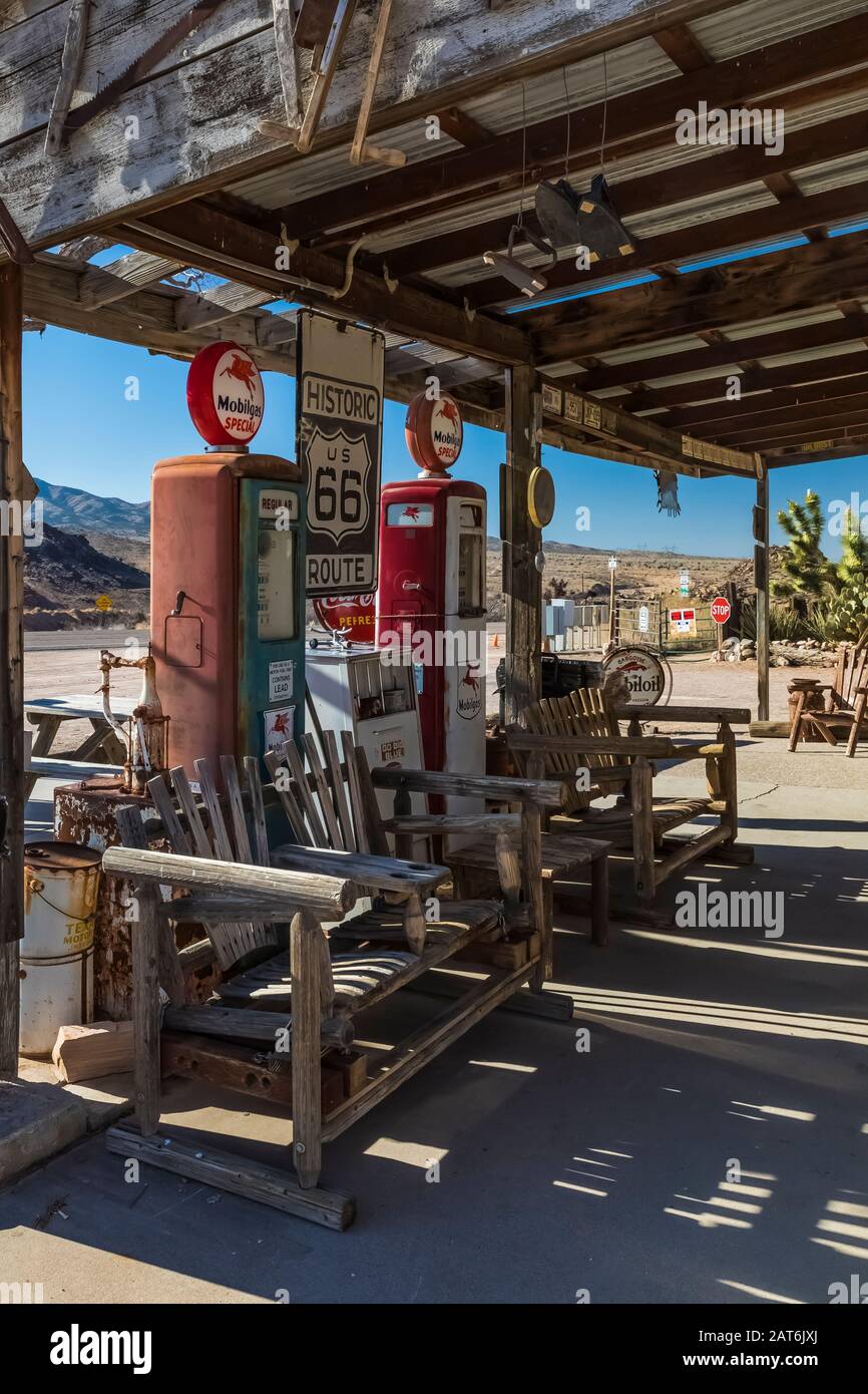 Anciennes pompes à gaz au Hackberry General Store le long de la route historique 66 en Arizona, aux États-Unis [pas de mainlevée de propriété ; disponible pour licence éditoriale uniquement] Banque D'Images