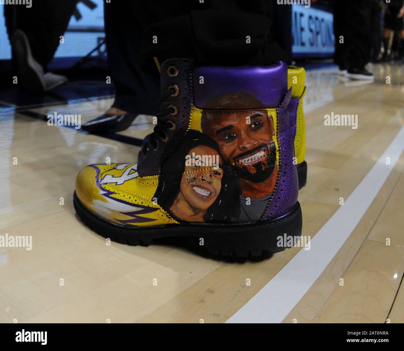 Oxford, MS, États-Unis. 30 janvier 2020. Les chaussures de l'entraîneur-chef de Caroline du Sud, Dawn Staley, ont marqué pour commémorer la mort récente de la superstar de la NBA, Kobe Bryant, lors du match de basket-ball féminin de la NCAA entre les Lady Gamecocks de Caroline du Sud et les Rebelles de la Miss Lady d'Ole au Pavillion à Oxford, en SM. Kevin Langley/Sports South Media/Csm/Alay Live News Banque D'Images