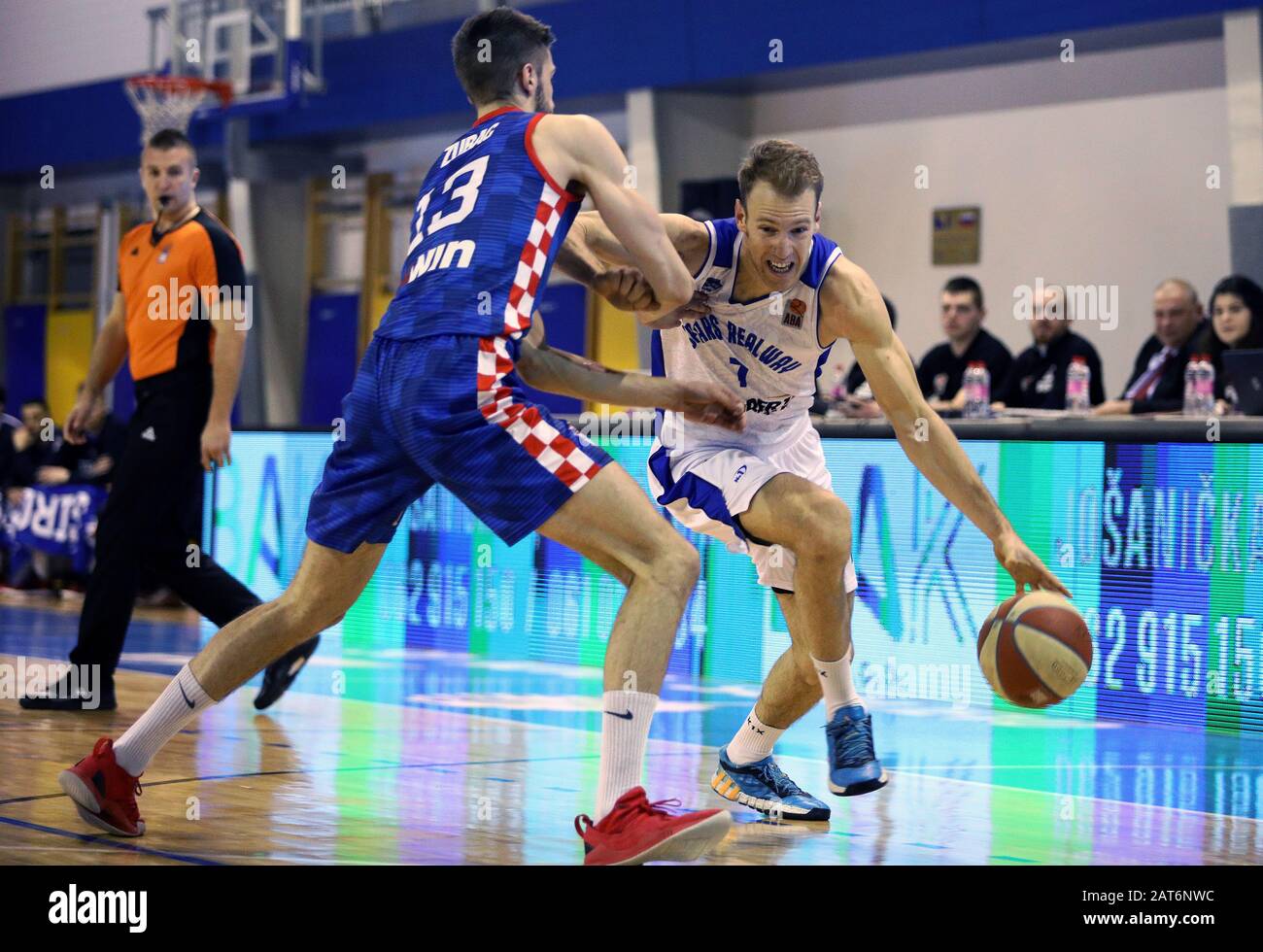 Sarajevo. 30 janvier 2020. Adin Vrabac (R) de Spars rivalise contre Jure Zubac de Siroki lors du Round 18 de l'ABA 2 League Match entre Sarajevo Spars et Siroki Brijeg à Sarajevo, Bosnie-Herzégovine (BiH), le 30 janvier 2020. Crédit: Nedim Grabovica/Xinhua/Alay Live News Banque D'Images