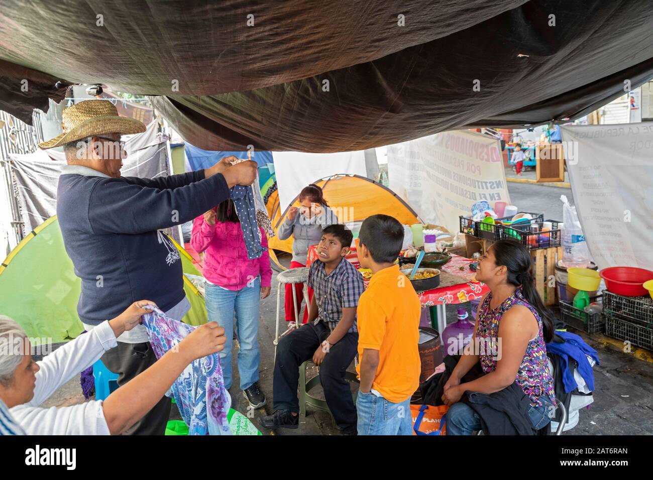 Oaxaca De Juarez, Oaxaca, Mexique. 30 janvier 2020. Certaines des 209 familles expulsées de leurs maisons en novembre 2019 protestent en campant dans une rue principale de la capitale de l'État d'Oaxaca. Ils disent avoir la possession légale du terrain où ils vivent depuis de nombreuses années dans la ville de Santa Cruz Xoxocotlan, mais ont été violemment expulsés par un groupe paramilitaire travaillant pour des intérêts immobiliers. Crédit: Jim West/Alay Live News Banque D'Images