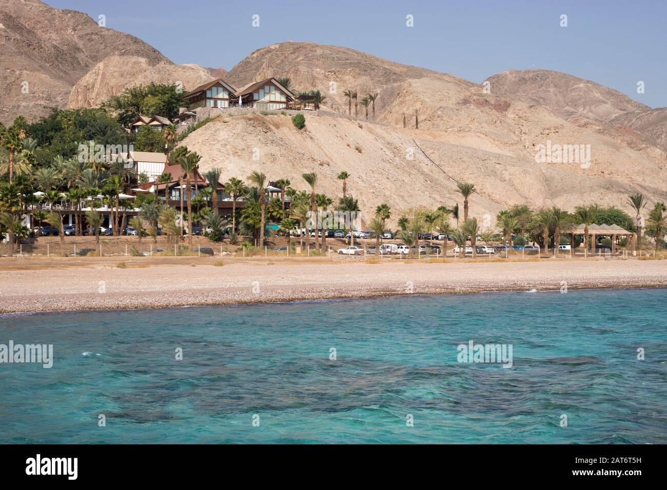 Les montagnes Eilat et la mer Rouge à Coral Beach à Eilat sur le golfe d'Aqaba, Israël Banque D'Images