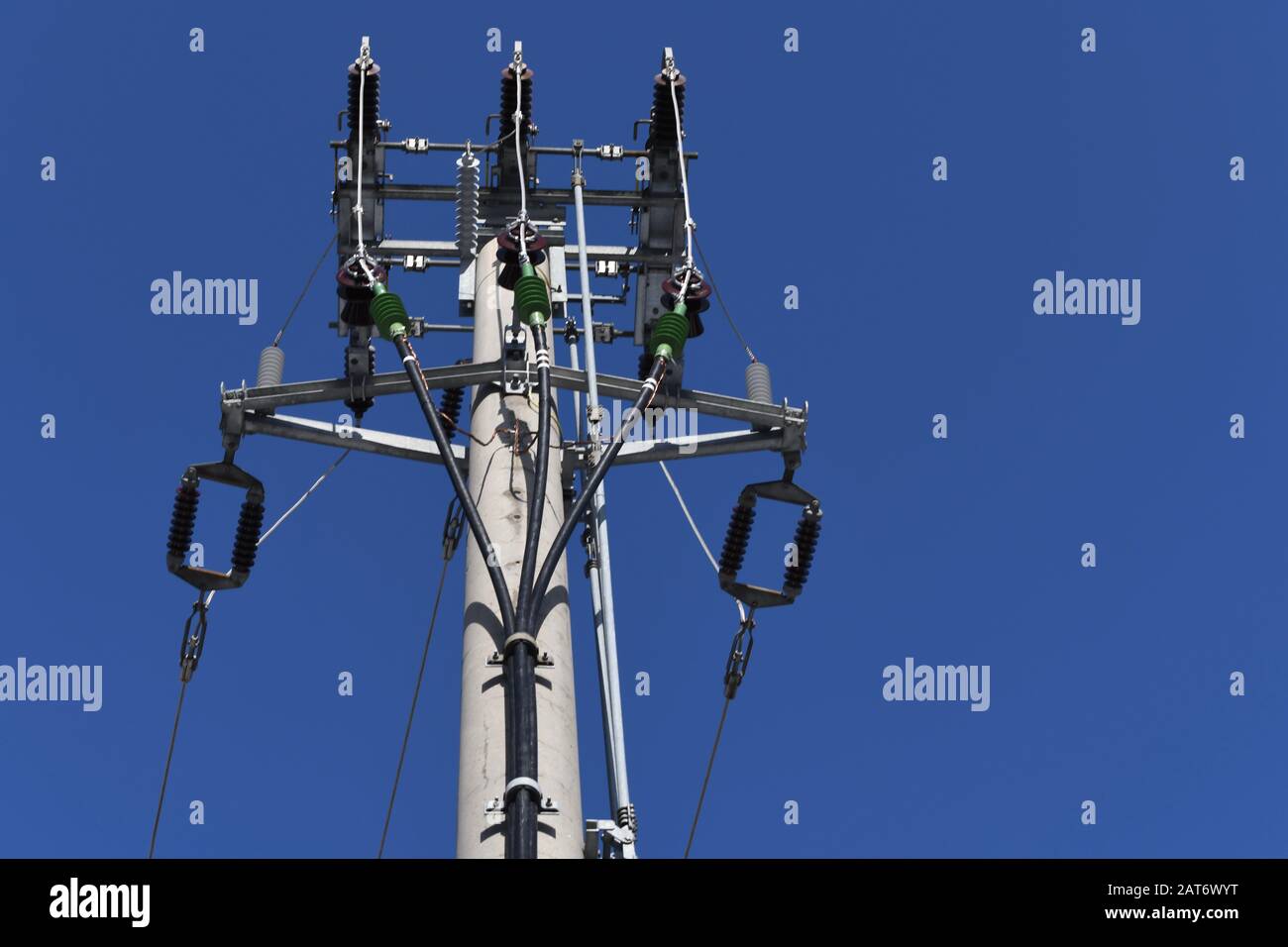 Strom-Mast gegen den blauen Himmel Banque D'Images