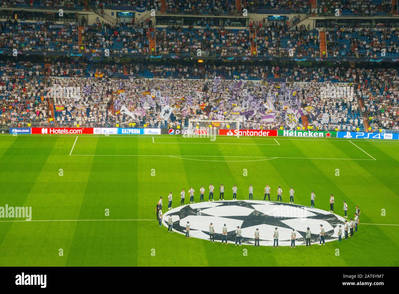 Les gens qui entourent le symbole de la Ligue des Champions avant un match de football. Stade Santiago Bernabeu, Madrid, Espagne. Banque D'Images