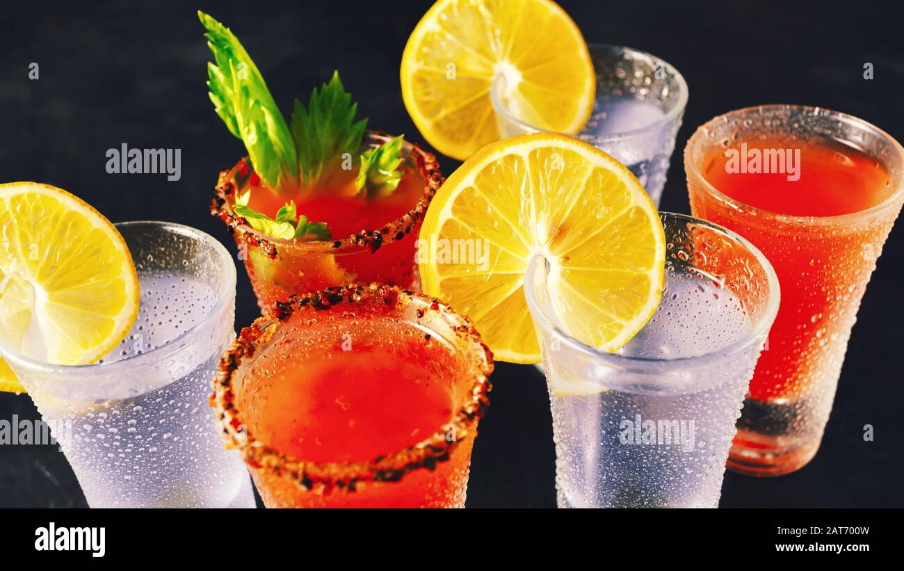 Diverses boissons cocktails dans une discothèque. Banque D'Images