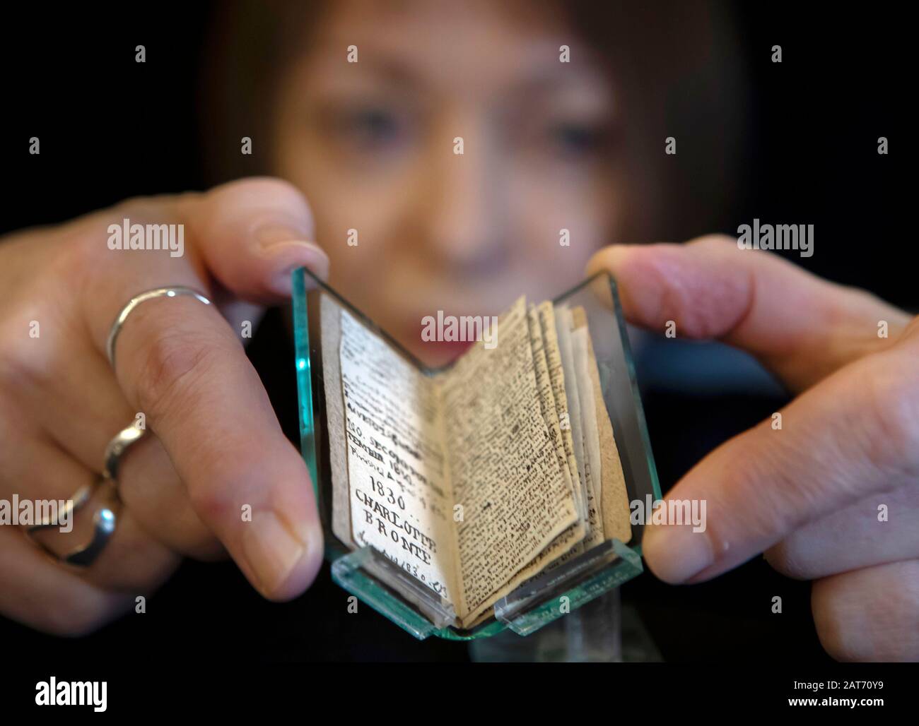 La conservatrice principale Ann Dinsdale détient un rare « petit livre » de 600 000 € écrit par Charlotte Bronte après son retour au Bronte Parsonage Museum, à Haworth, Keighley, West Yorkshire, après avoir été acheté aux enchères à Paris. Banque D'Images
