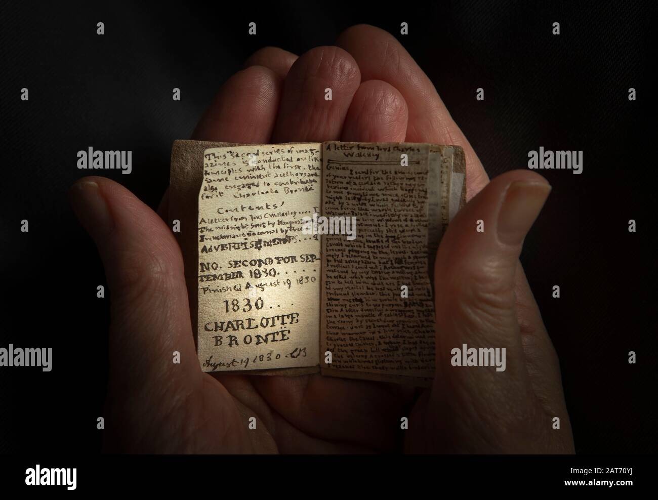 La conservatrice principale Ann Dinsdale détient un rare « petit livre » de 600 000 € écrit par Charlotte Bronte après son retour au Bronte Parsonage Museum, à Haworth, Keighley, West Yorkshire, après avoir été acheté aux enchères à Paris. Banque D'Images