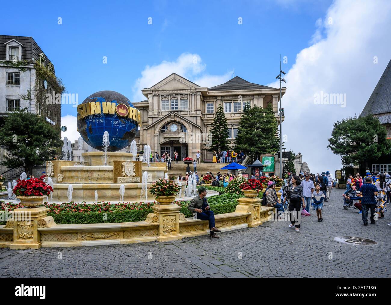 Globe et fontaine sur la place centrale dans le Soleil du monde à da Nang au Vietnam. 12 Janvier 2020 Banque D'Images