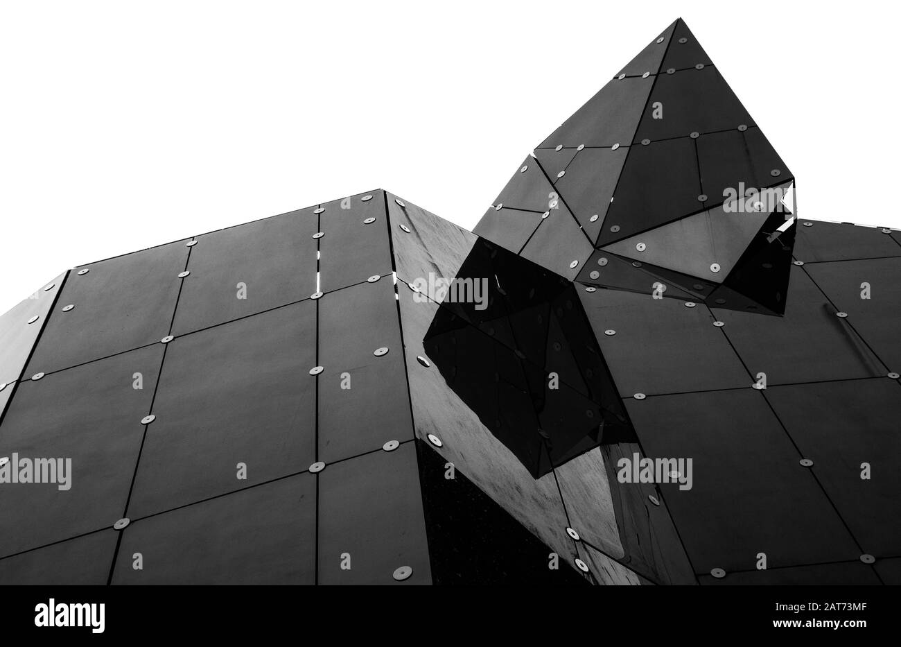Juin 2019, Futuroscope, France. Bâtiment Kinémax de l'architecte Denis Laming en 1987. Beau design, photographie noir et blanc. Cristaux de roche Banque D'Images