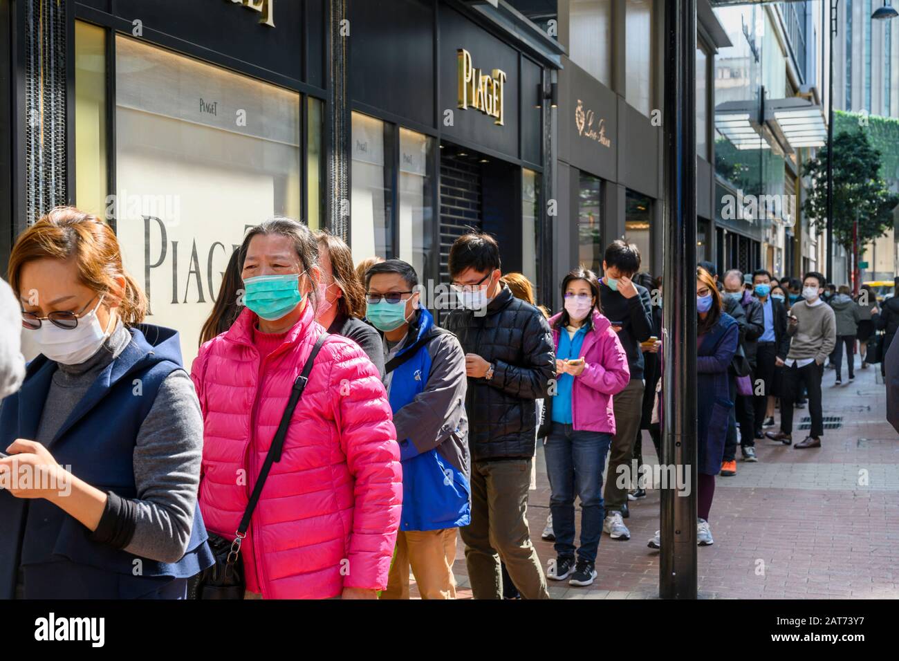 Hong Kong. 31 janvier 2020. Des centaines de personnes font la queue pour acheter des masques chirurgicaux dans les magasins Bonjour Cosmetics de Causeway Bay Hong Kong. Il y a une pénurie de masques de visage dans la ville et les gens se présentent souvent pendant des heures dans l'espoir d'en acheter à des prix gonflés. Banque D'Images