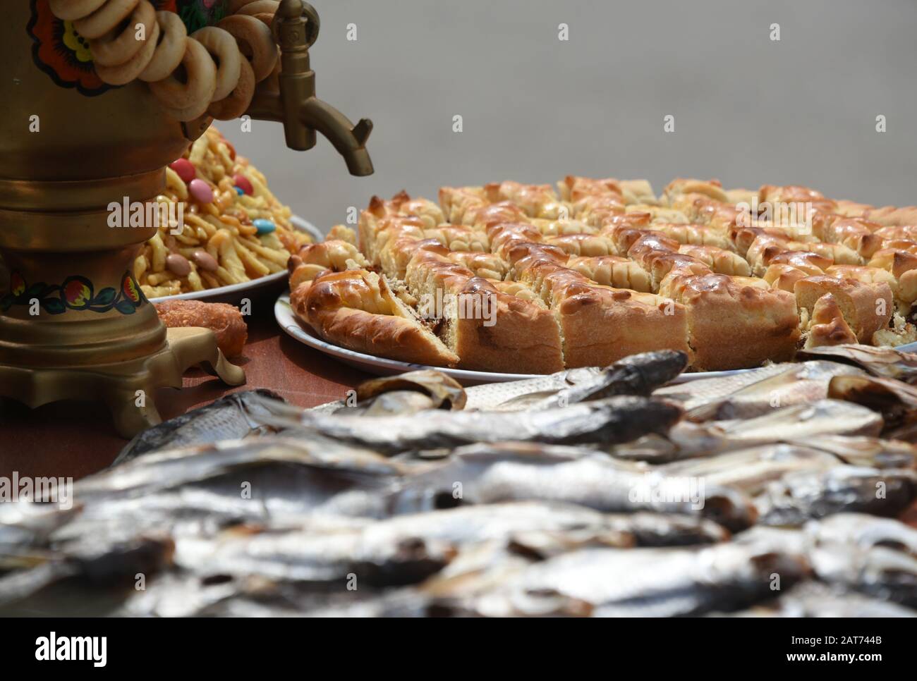 Poisson séché et tarte russe avec samovar allongé sur la table Banque D'Images