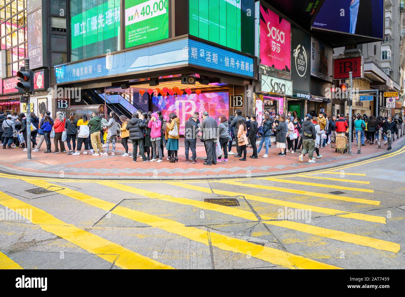 Hong Kong. 31 janvier 2020. Des centaines de personnes font la queue pour acheter des masques chirurgicaux dans les magasins Bonjour Cosmetics de Causeway Bay Hong Kong. Il y a une pénurie de masques de visage dans la ville et les gens se présentent souvent pendant des heures dans l'espoir d'en acheter à des prix gonflés. Banque D'Images