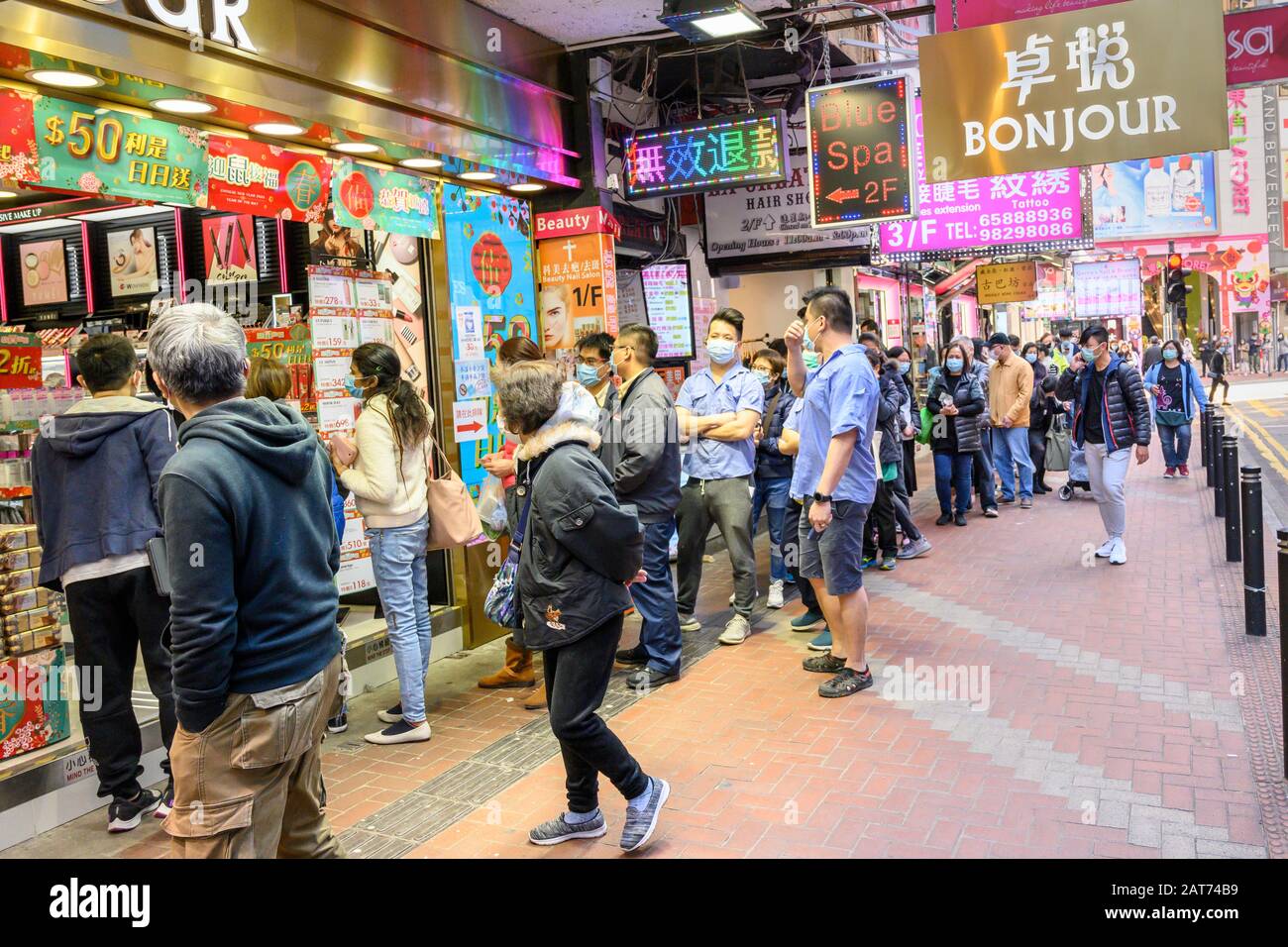 Hong Kong. 31 janvier 2020. Des centaines de personnes font la queue pour acheter des masques chirurgicaux dans les magasins Bonjour Cosmetics de Causeway Bay Hong Kong. Il y a une pénurie de masques de visage dans la ville et les gens se présentent souvent pendant des heures dans l'espoir d'en acheter à des prix gonflés. Banque D'Images