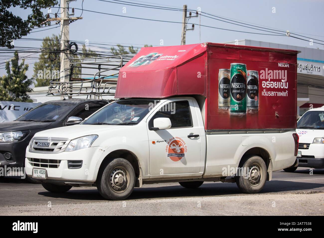 Chiangmai, Thaïlande - 7 décembre 2019: Mini-camion de conteneur de produit de lait PNK. Photo à la route no 121 à environ 8 km du centre-ville de Chiangmai, thaïlande. Banque D'Images