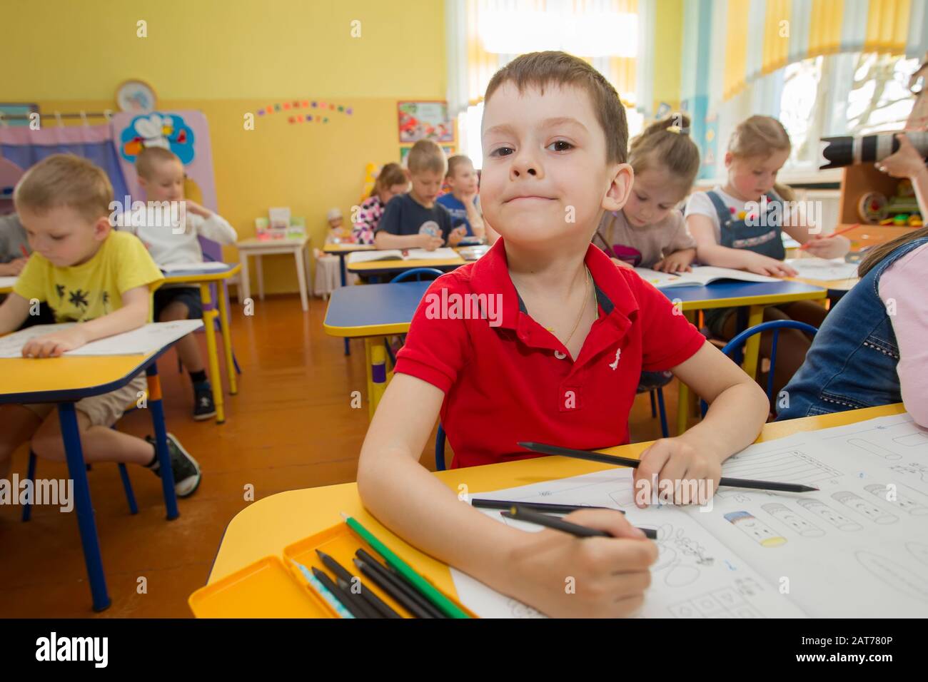 Biélorussie, la ville de Gomel, 25 avril 2019. Ouvert la journée à la maternelle.Boy attire dans la salle de classe. Banque D'Images