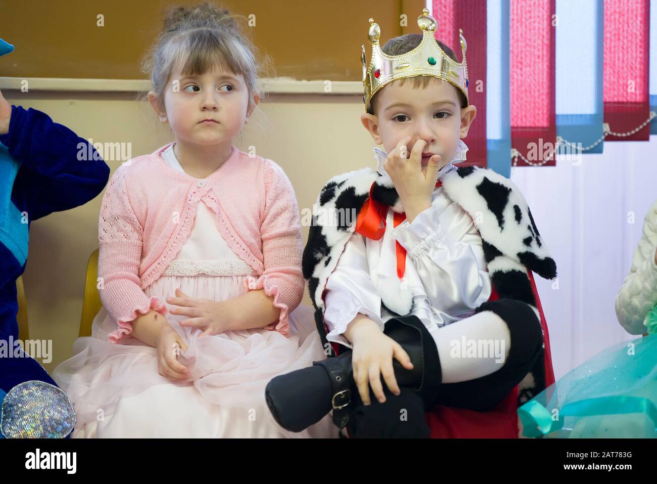 Biélorussie, la ville de Gomil, 27 décembre 2018. Fête du matin à la maternelle.enfants en déguisements de carnaval à la fête de Noël.roi de garçon et fille Banque D'Images