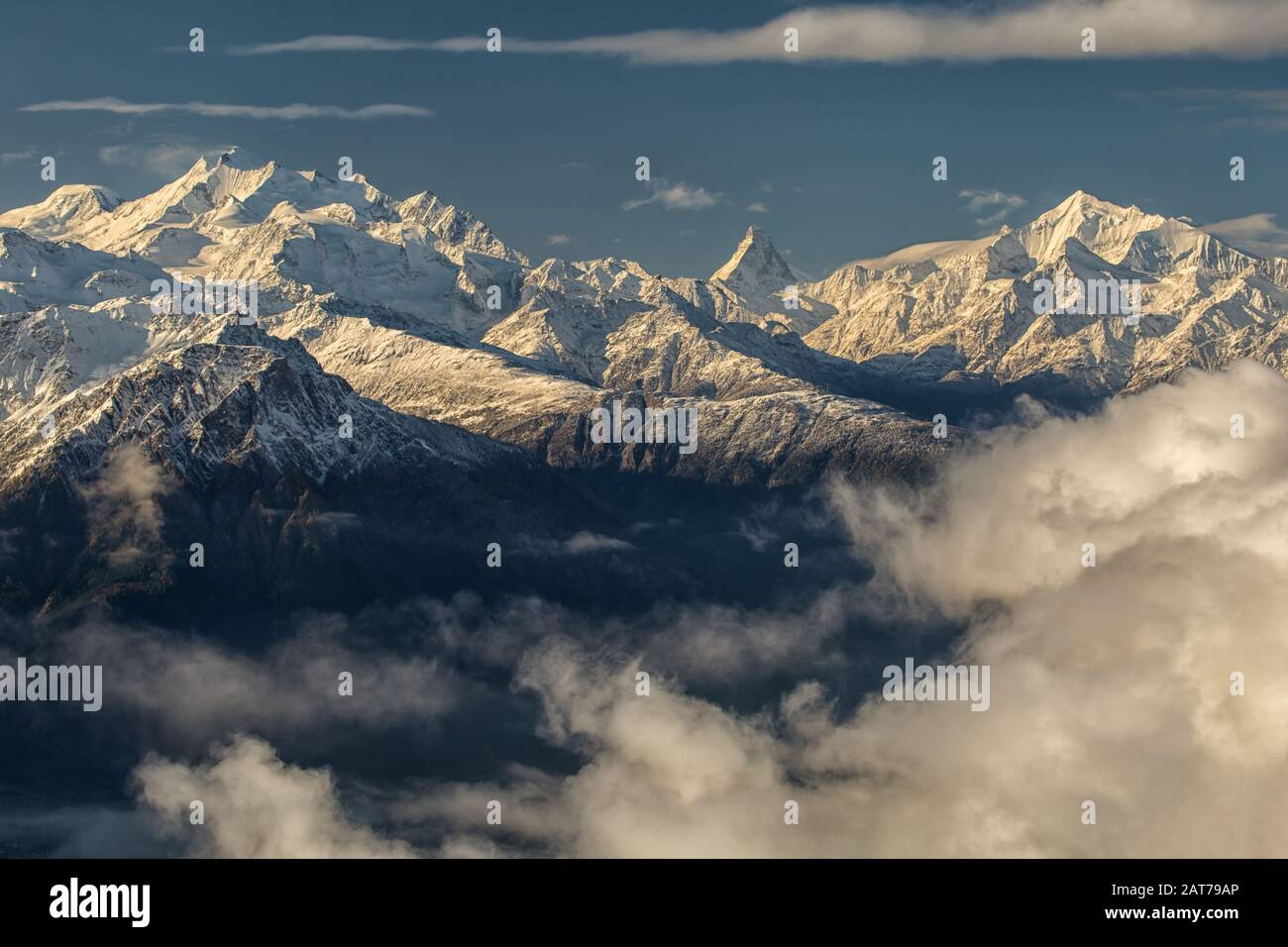 Walliser Alpen mit Matterhorn / Valais alpes avec montagne matterhorn Banque D'Images