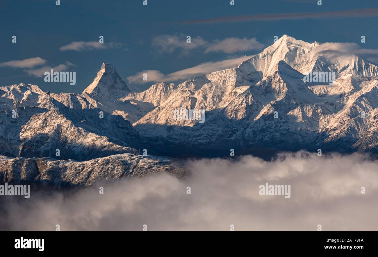 Walliser Alpen mit Matterhorn / Valais alpes avec montagne matterhorn Banque D'Images