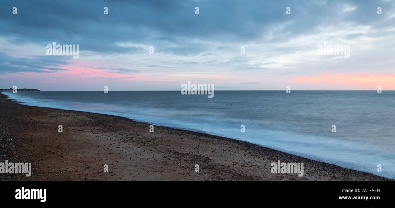 Image panoramique d'une aube froide à Aldeburgh En Regardant Vers Le Nord Vers Southwold le Matin froid de janvier Banque D'Images