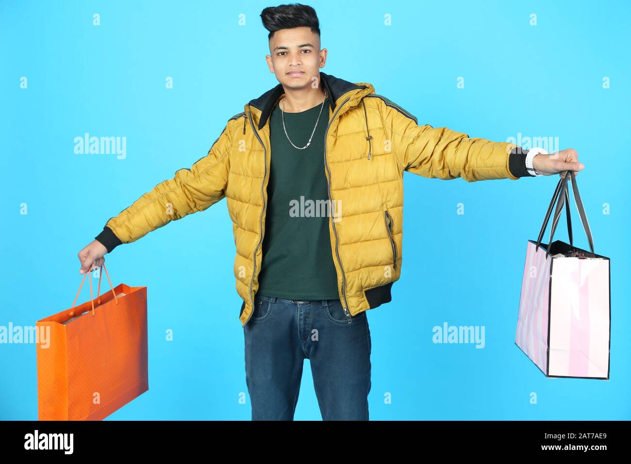 Photo de l'homme avec sac à provisions. Isolé sur fond blanc. Banque D'Images