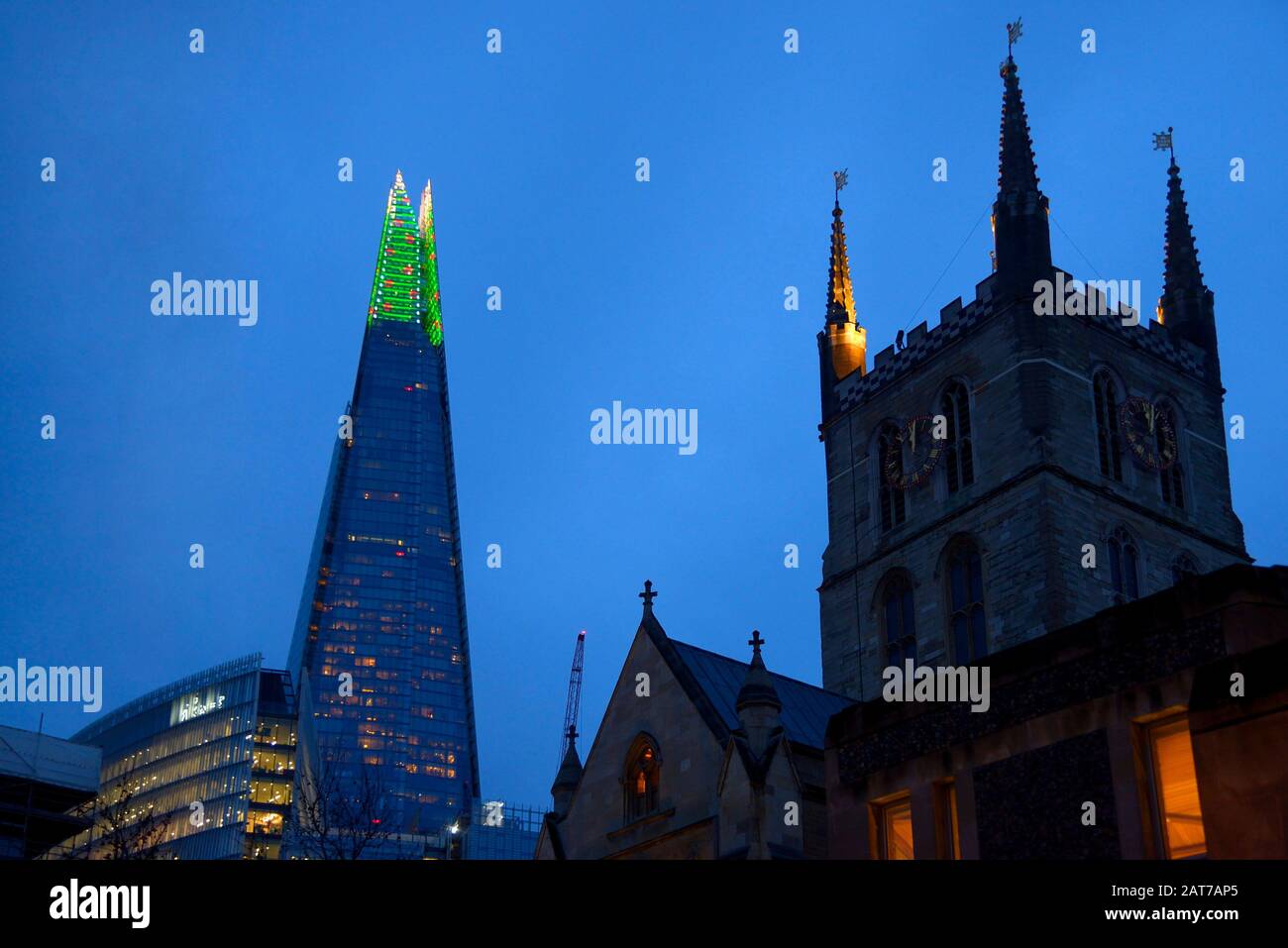 Londres, Angleterre, Royaume-Uni. La cathédrale Shard et Southwark au crépuscule Banque D'Images