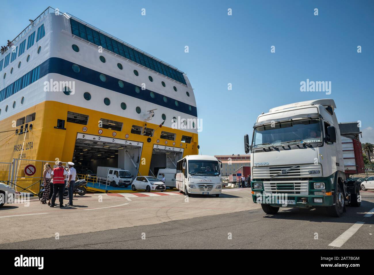 Des voitures et des camions débarquent du ferry MS Pascal Lota au terminal du  Nouveau Port de Bastia, Haute-Corse, Corse, France Photo Stock - Alamy