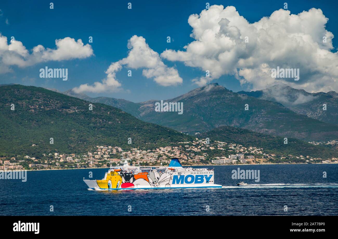 Mme Moby Vincent, ferryboat de Moby Lines, approchant le port de Bastia, Serra di Pignu en distance, Haute-Corse, Corse, France Banque D'Images