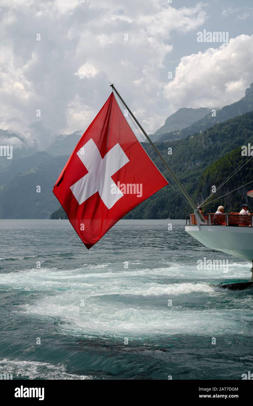 Un drapeau suisse se trouve à côté de la poupe du bateau à vapeur qui navigue sur le lac Lucerne, en Suisse, en Europe. Banque D'Images