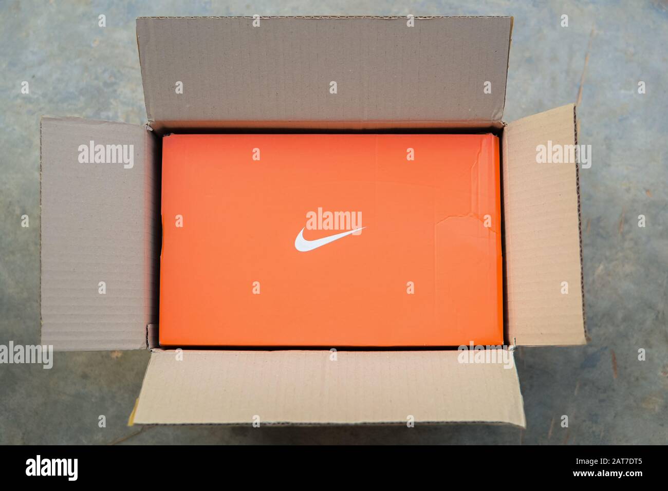 Khon Kaen, THAÏLANDE - Janvier 2020 : Nike Shoes Box dans une boîte postale commande en ligne et livraison express à la maison Banque D'Images