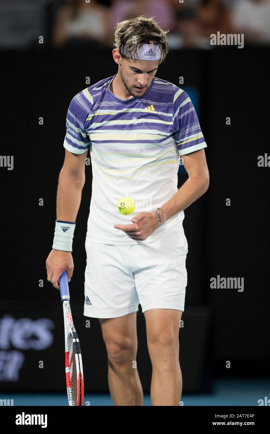 Melbourne, Australie. 31 janvier 2020. Dominic Thiem d'Autriche sur le point de servir contre Alexander Zverev d'Allemagne lors de la demi-finale masculine à l'ATP Australian Open 2020 au Melbourne Park, Melbourne, Australie, le 31 janvier 2020. Photo De Peter Dovgan. Crédit: Uk Sports Pics Ltd/Alay Live News Banque D'Images