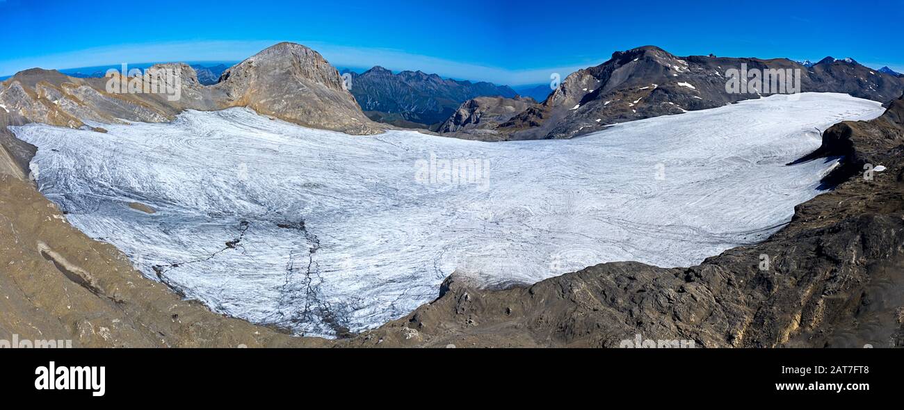 Glacier de Plaine Morte sous les pics Gletscherhore, à gauche, et Wildstrubel, à droite, Alpes bernoises, Crans-Montana, Suisse Banque D'Images