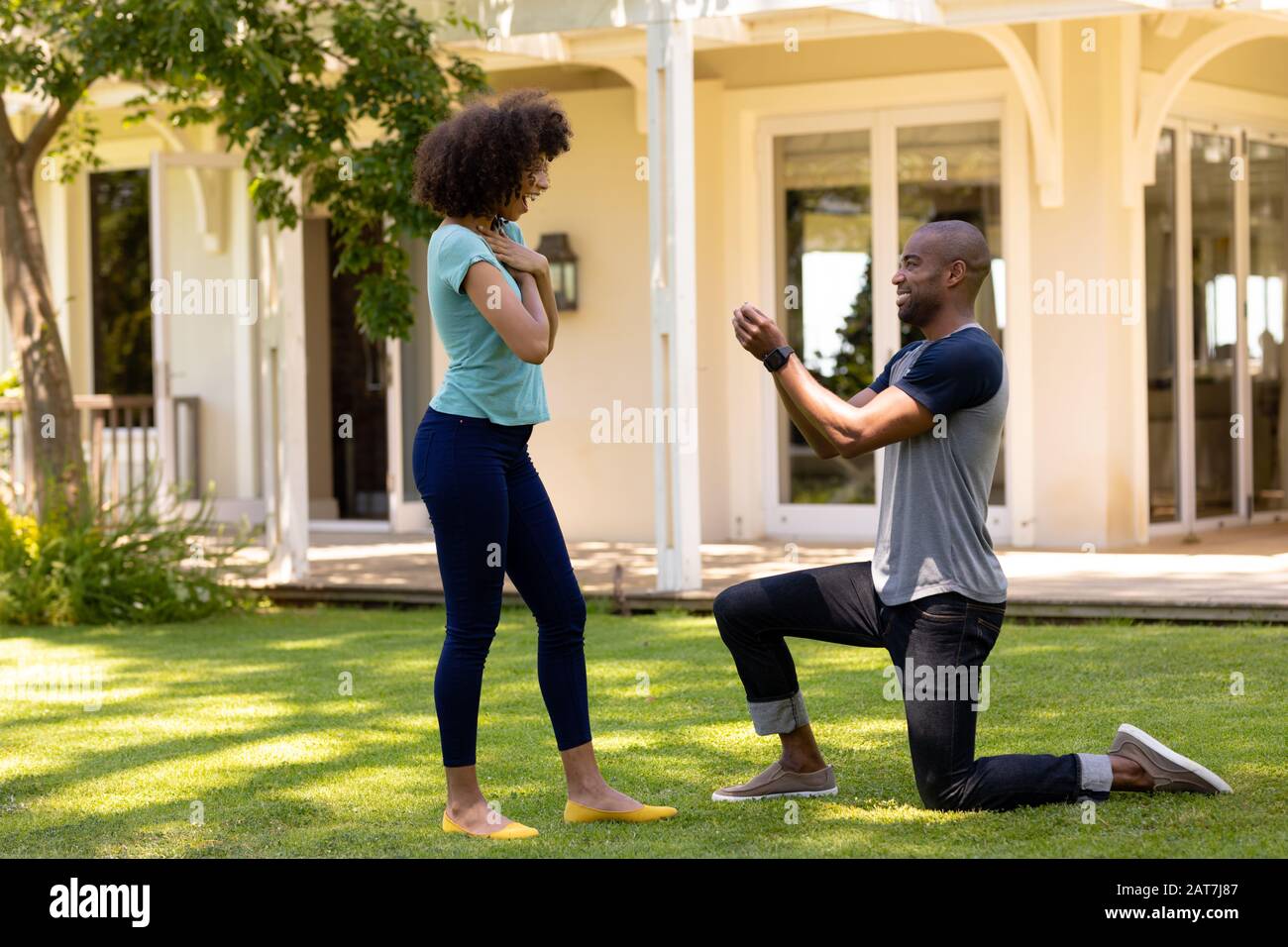 Jeune homme faisant la proposition de mariage dans le jardin Banque D'Images