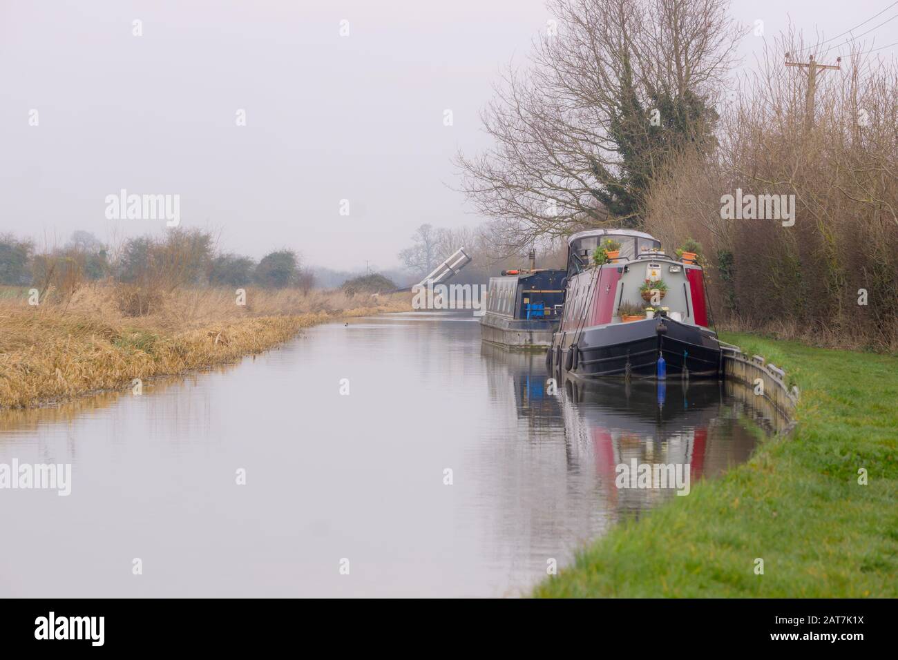 Des bateaux à Narrowboats amarrés sur le côté du canal d'Oxford en hiver Banque D'Images