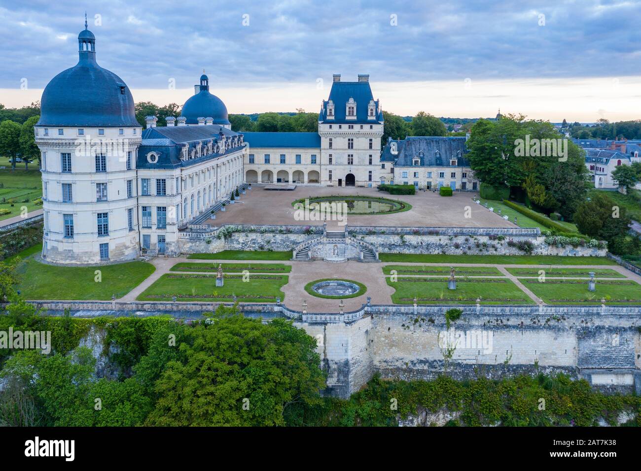 France, Indre, Berry, Valenray, Château de Valenray Park and Gardens, cour du château et jardin de la Duchesse au printemps (vue aérienne) // France Banque D'Images