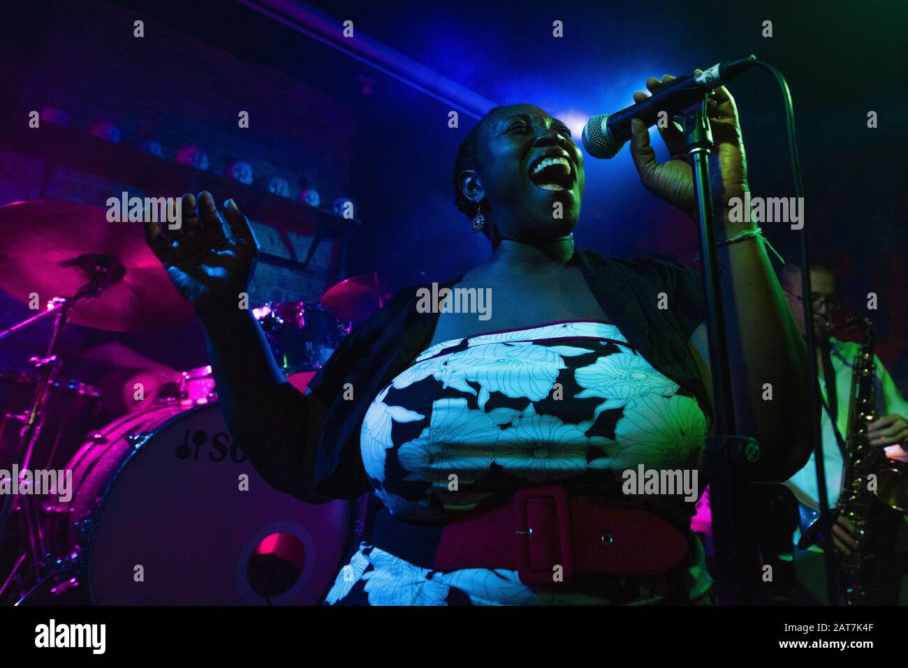 Femme chantant au concert en direct Banque D'Images