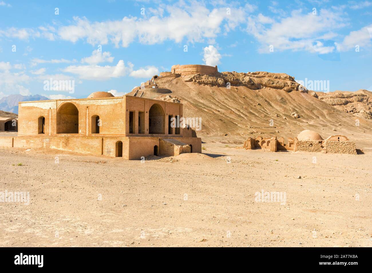 Ruines de bâtiments rituels devant la Tour de silence Dakhmeh Zoroastrian, Yazd, Iran Banque D'Images