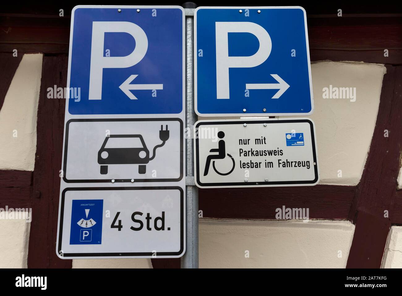 Panneaux de stationnement pour voitures électriques et personnes à mobilité réduite, Bavière, Allemagne Banque D'Images