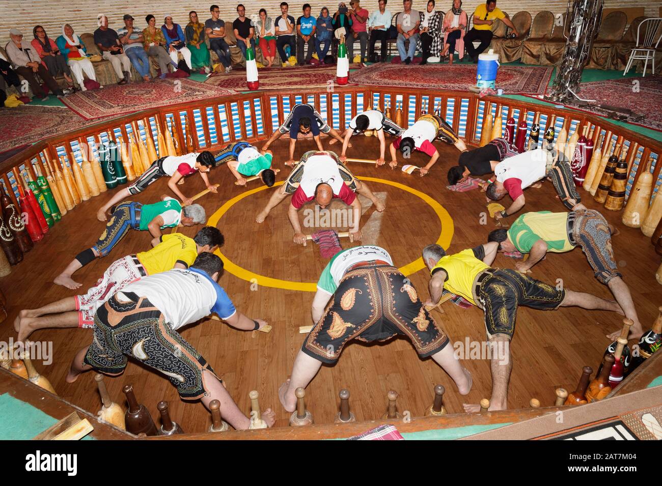 Koshti, cours traditionnel de formation rituelle pour guerriers dans le Yazd Zourkhaneh connu sous le nom de gymnase ou Maison de Force, Yazd, Iran Banque D'Images
