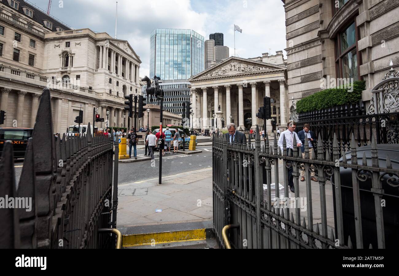 Le quartier financier de la ville de Londres avec la Banque d'Angleterre (à gauche), Royal Exchange (à droite) et RBS (au centre). Banque D'Images
