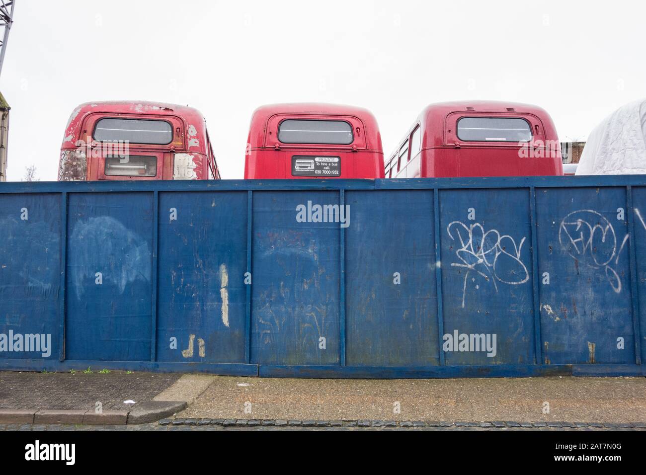 London Bus 4 Embaucher Routemasters Rouge Vintage Sur Dock Road, Brentford, Middlesex, Royaume-Uni Banque D'Images