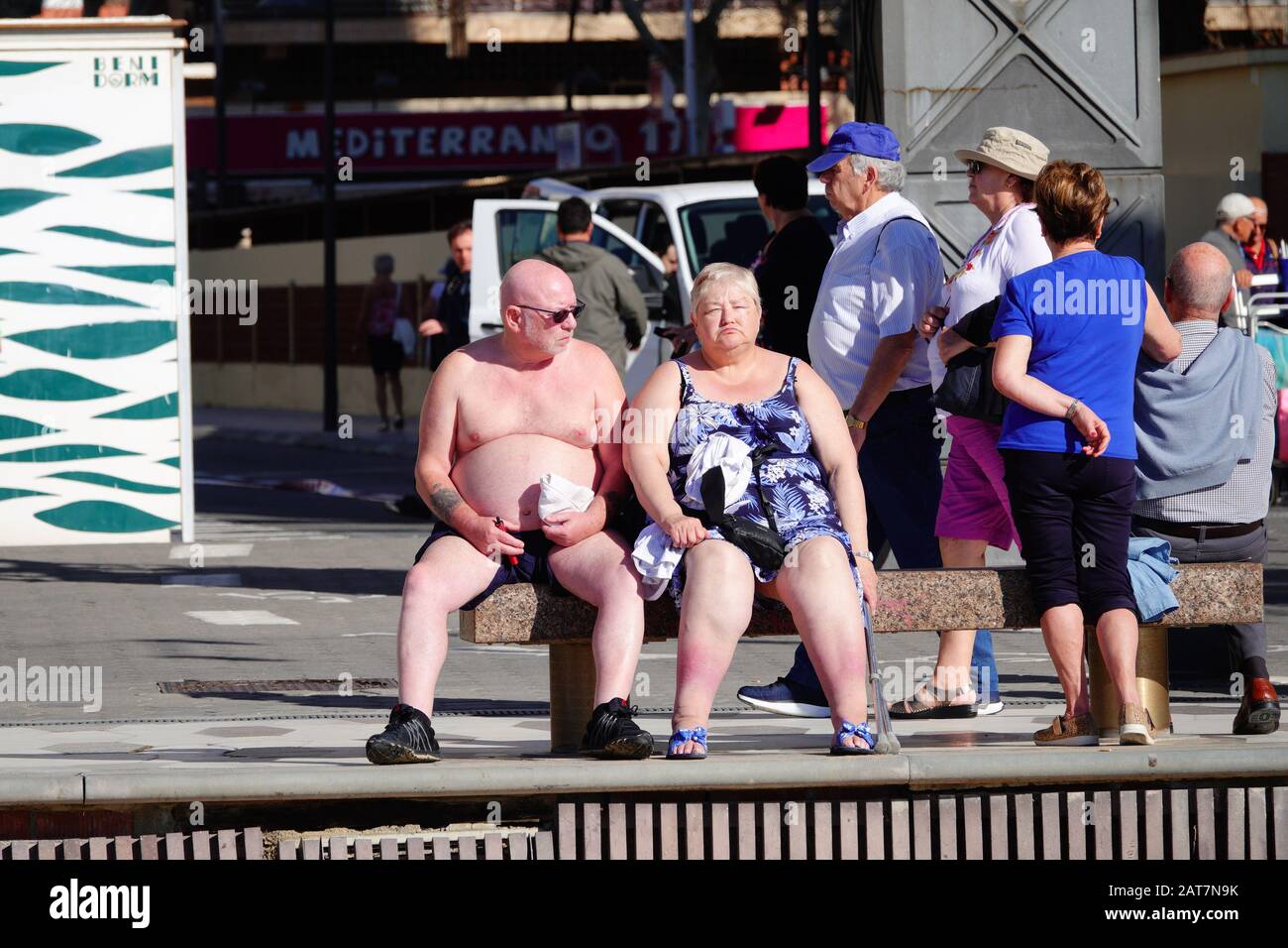 Benidorm, province d'Alicante, Espagne. 31 janvier 2020. Les touristes britanniques en surpoids se détendent au soleil à la plage de Levante. Banque D'Images