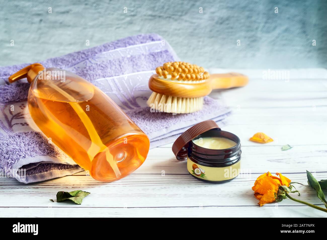 Gel douche, brosse de massage et crème pour la peau. Banque D'Images