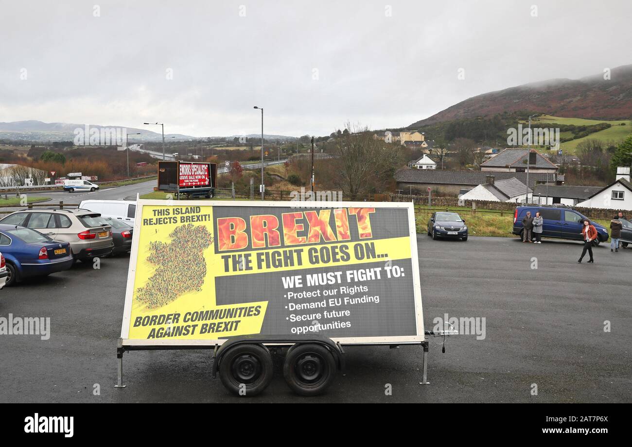 Une affiche sur les communautés frontalières Contre le Brexit avant son dévoilement lors d'une manifestation à Carrickcarnon à la frontière irlandaise, devant le Royaume-Uni qui quitte l'Union européenne à 23 heures vendredi. Banque D'Images