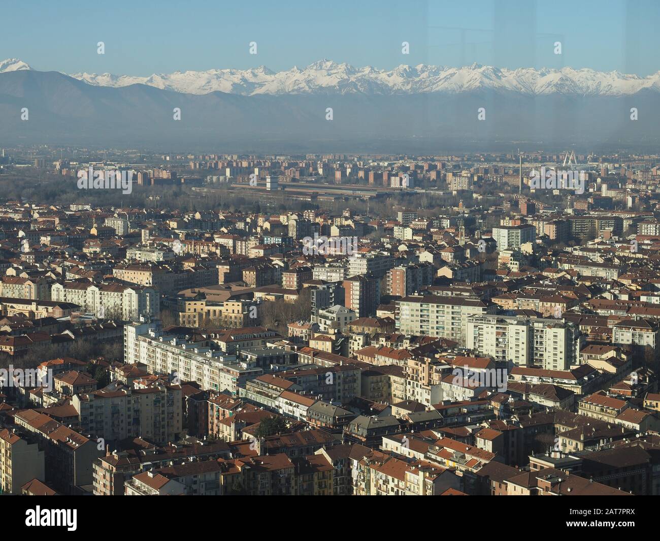 Vue aérienne de la ville de Turin, en Italie avec la chaîne de montagnes des Alpes en arrière-plan Banque D'Images