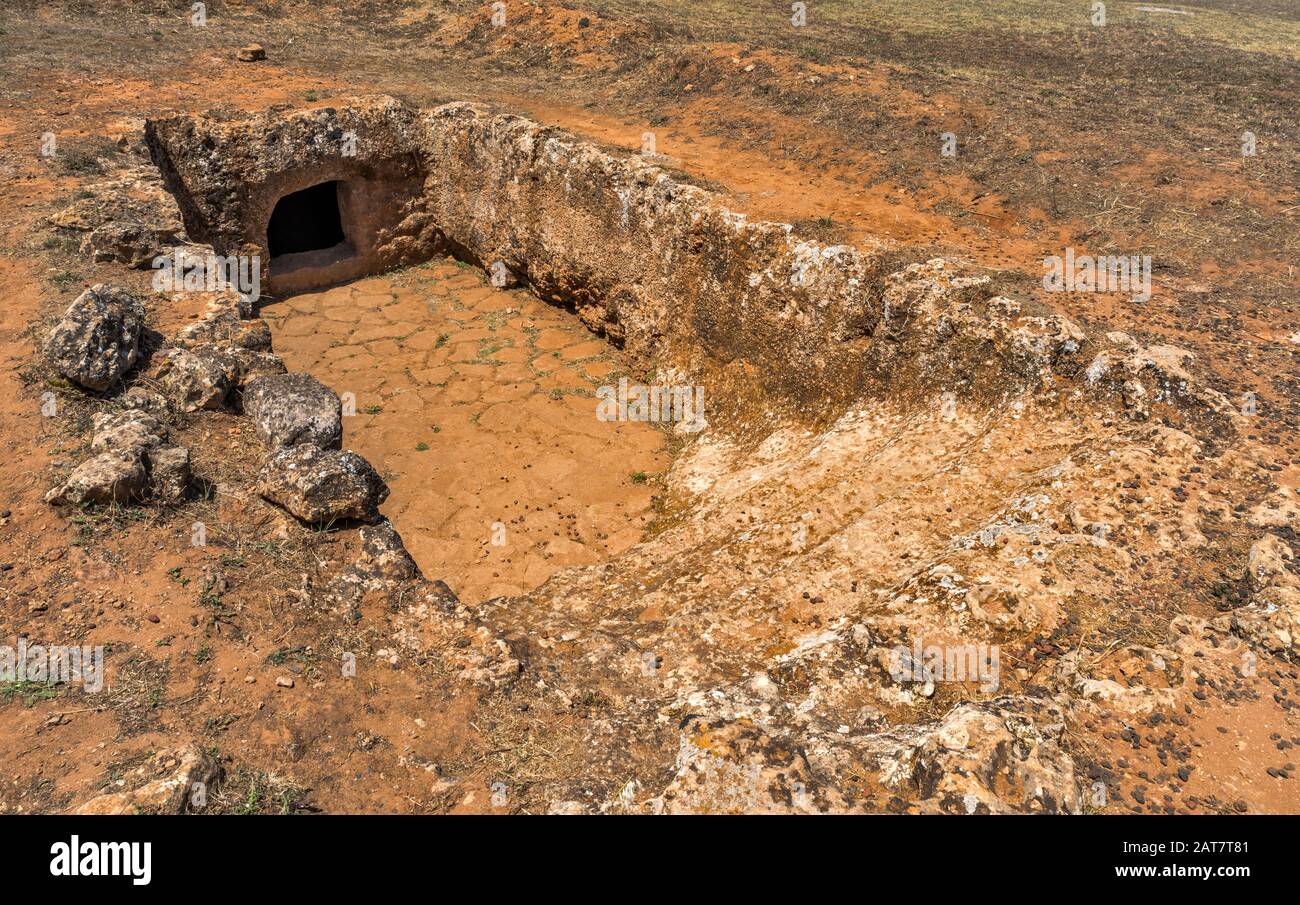 Necropoli di Anghelu Ruju, fin du néolithique, 3200-2800 avant J.-C., chambres funéraires, site archéologique près de la province de Sassari, Alghero, Sardaigne, Italie Banque D'Images