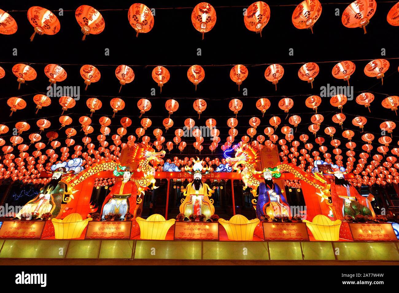 (200131) -- BANGKOK, le 31 janvier 2020 (Xinhua) -- les lanternes chinoises sont vues dans un temple de Bangkok, Thaïlande, le 28 janvier 2020. (Xinhua/Rachen Sageamsak) Banque D'Images