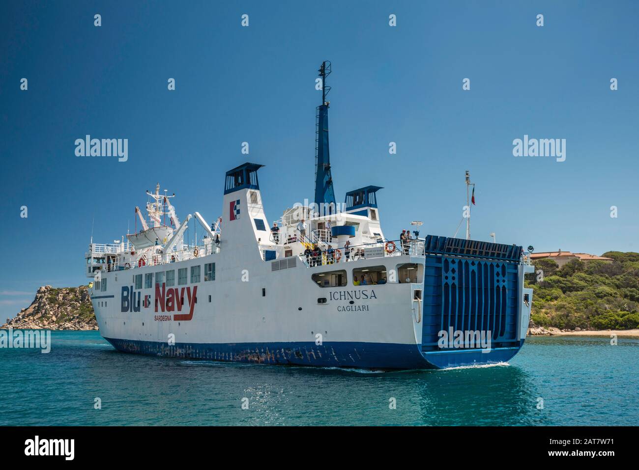 Mme Ichnusa, ferry BluNavy en provenance de Bonifacio, Corse, France, se déplaçant en arrière vers la moor au terminal de Santa Teresa di Gallura, Sardaigne, Italie Banque D'Images
