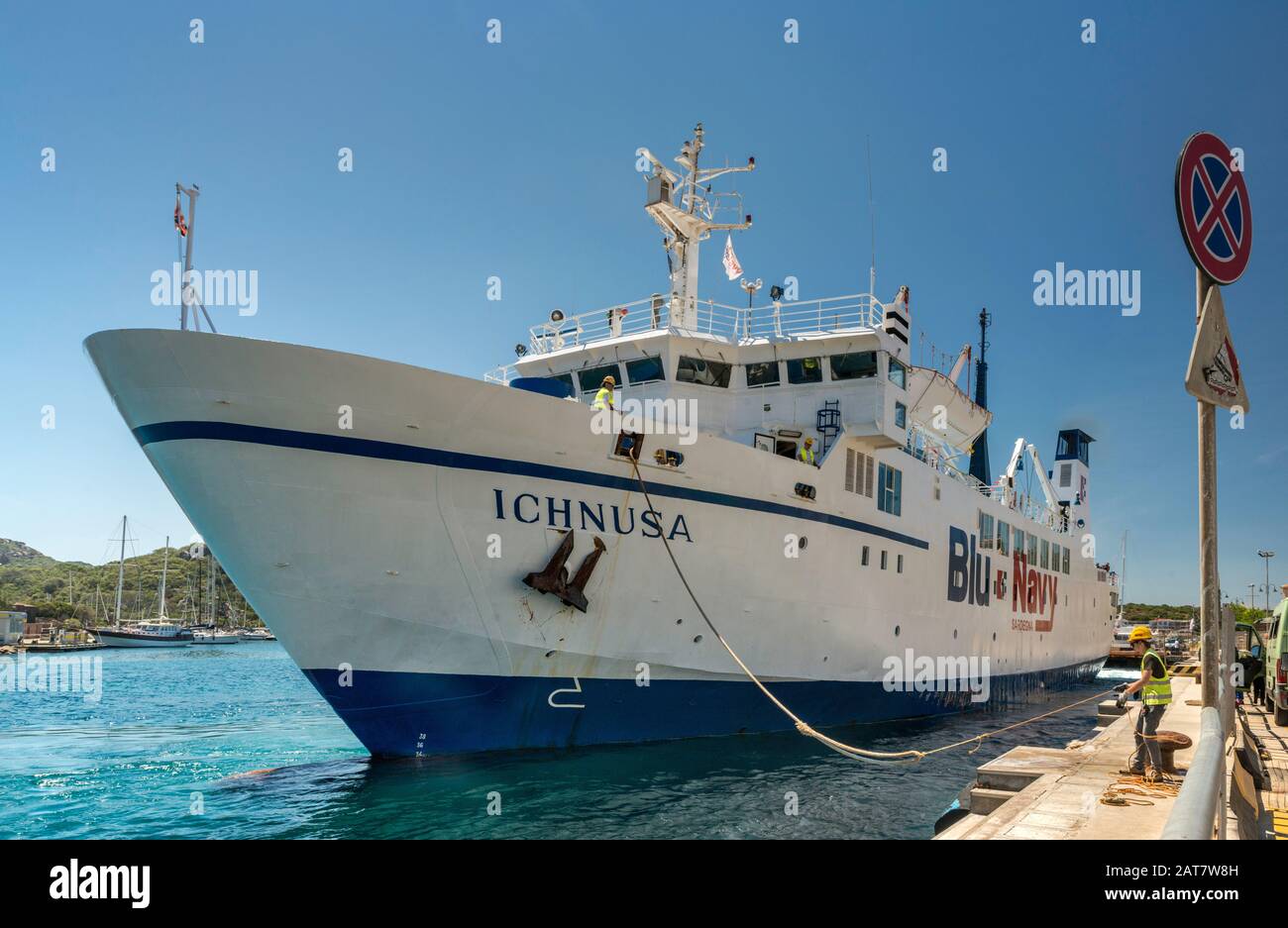 Mme Ichnusa, ferry BluNavy, amarre au terminal des ferries au port de Santa Teresa di Gallura, Sassari, Sardaigne, Italie Banque D'Images